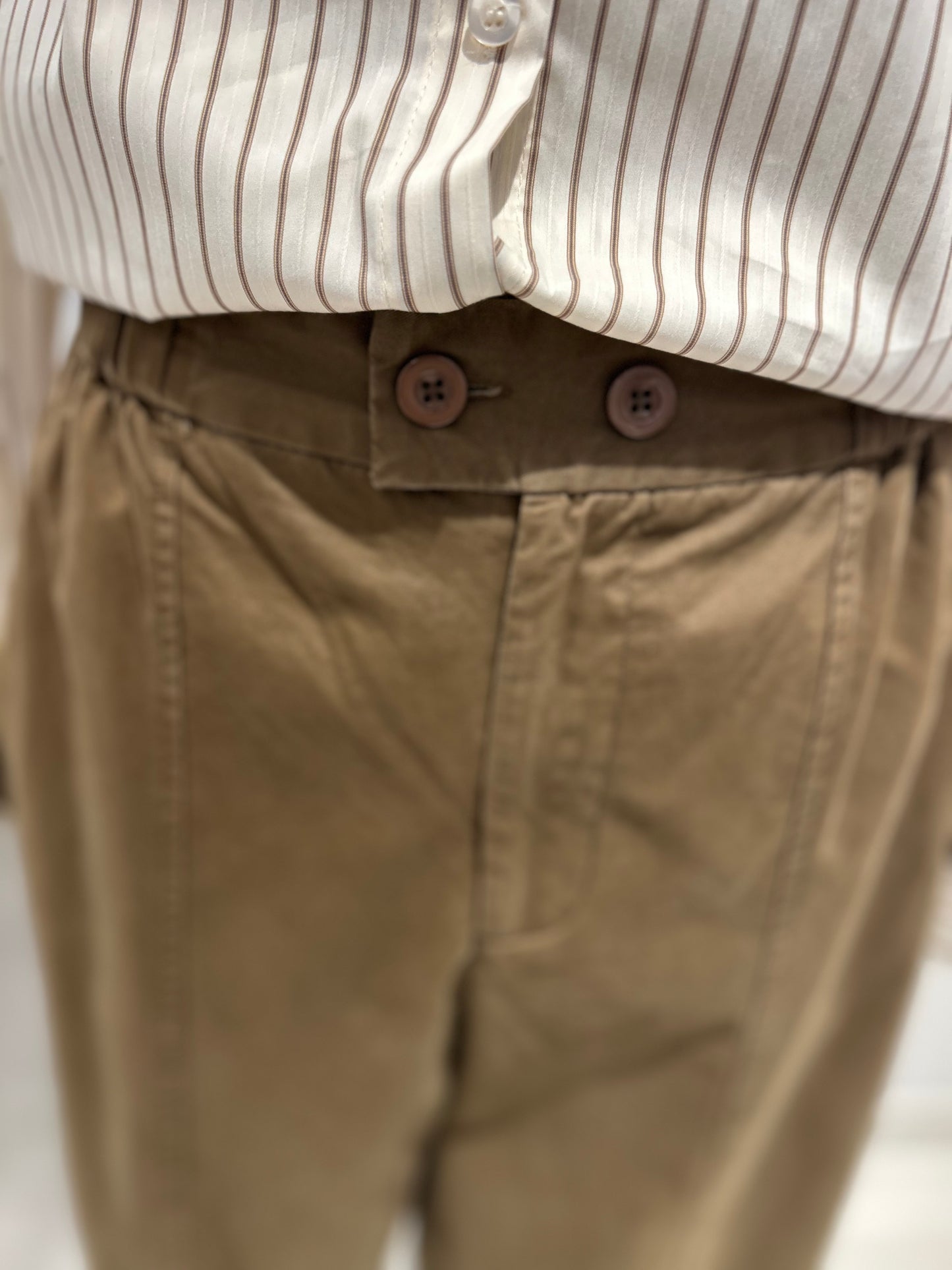 Pantalone con bottoni laterali