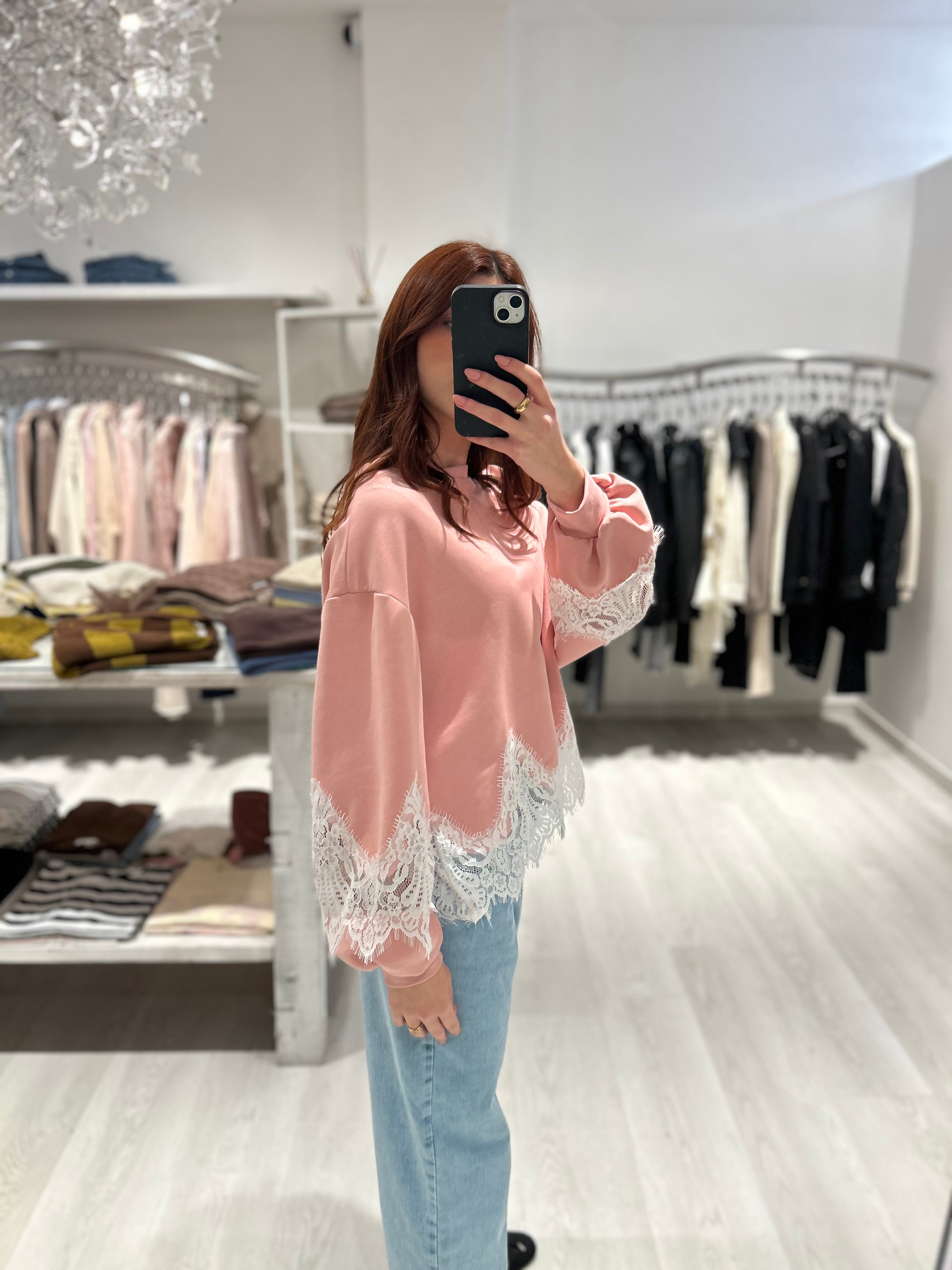 Felpa con pizzo bianco