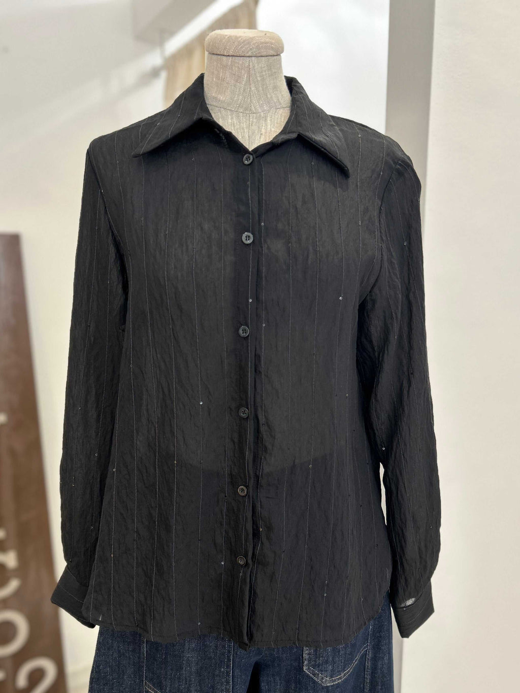 Camicia nera con piccole paillettes sfiancata e gessata, vestibilità regolare