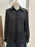 Camicia nera con piccole paillettes sfiancata e gessata, vestibilità regolare
