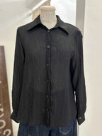 Camicia nera con piccole paillettes sfiancata e gessata, vestibilità regolare