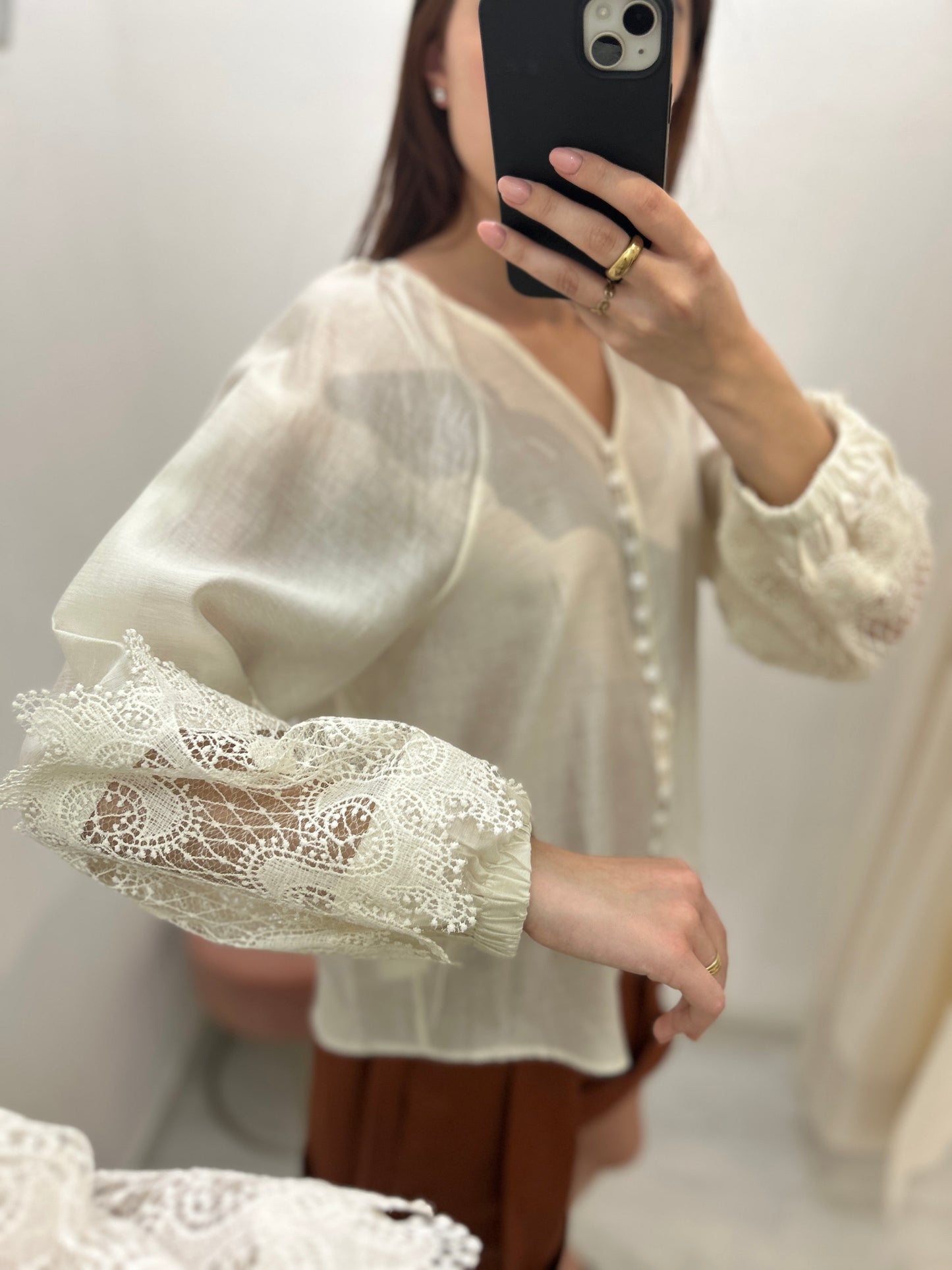 Camicia con manica ricamata
