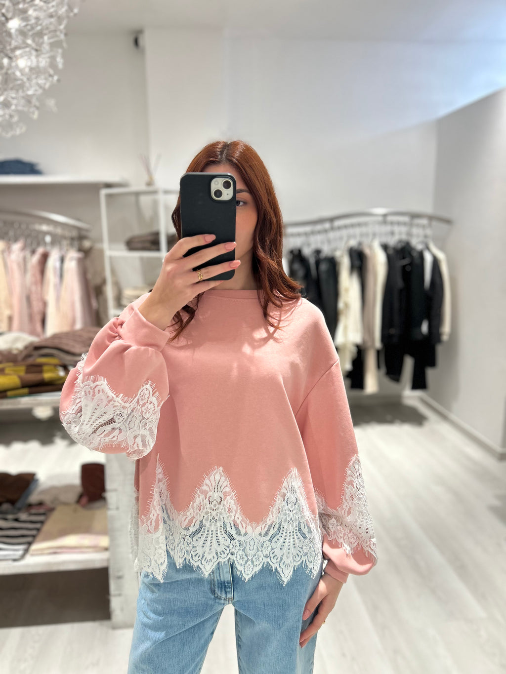 Felpa con pizzo bianco