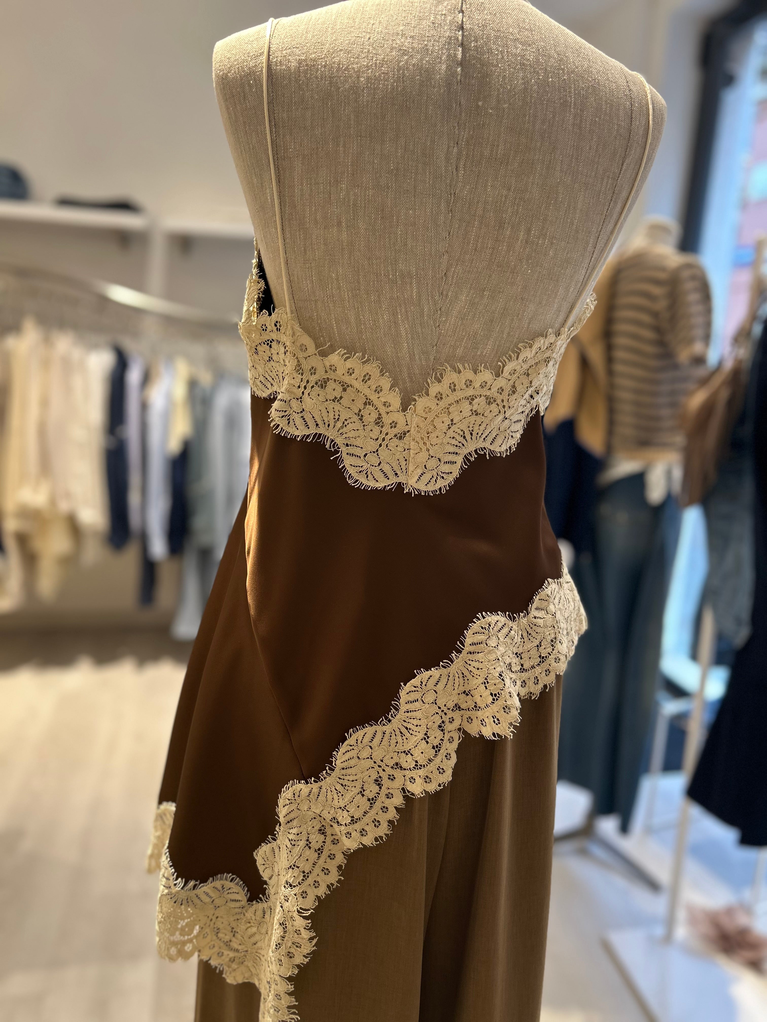Top asimmetrico con pizzo