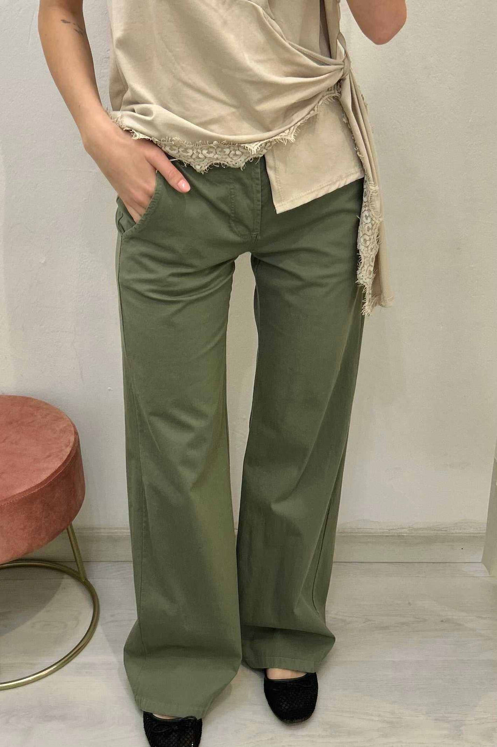 Pantalone palazzo donna con tre bottoni vita e tasche laterali in cotone elastan