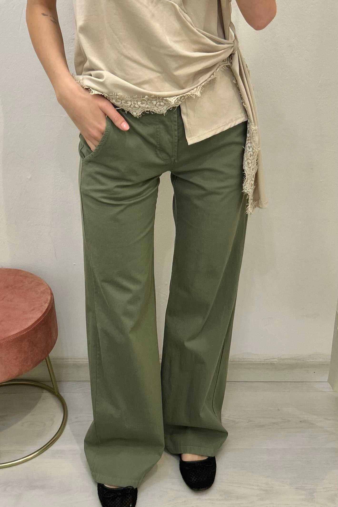 Pantalone palazzo donna con tre bottoni vita e tasche laterali in cotone elastan