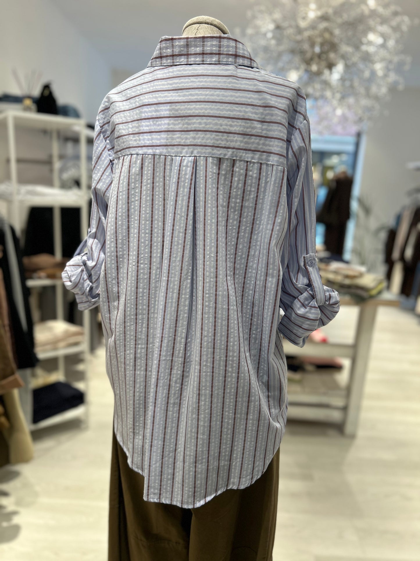 Camicia azzurra con righe bordeaux