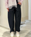 Pantalone carrot regolabile in cotone con bottone ed elastico in vita