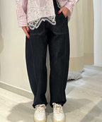 Pantalone carrot regolabile in cotone con bottone ed elastico in vita