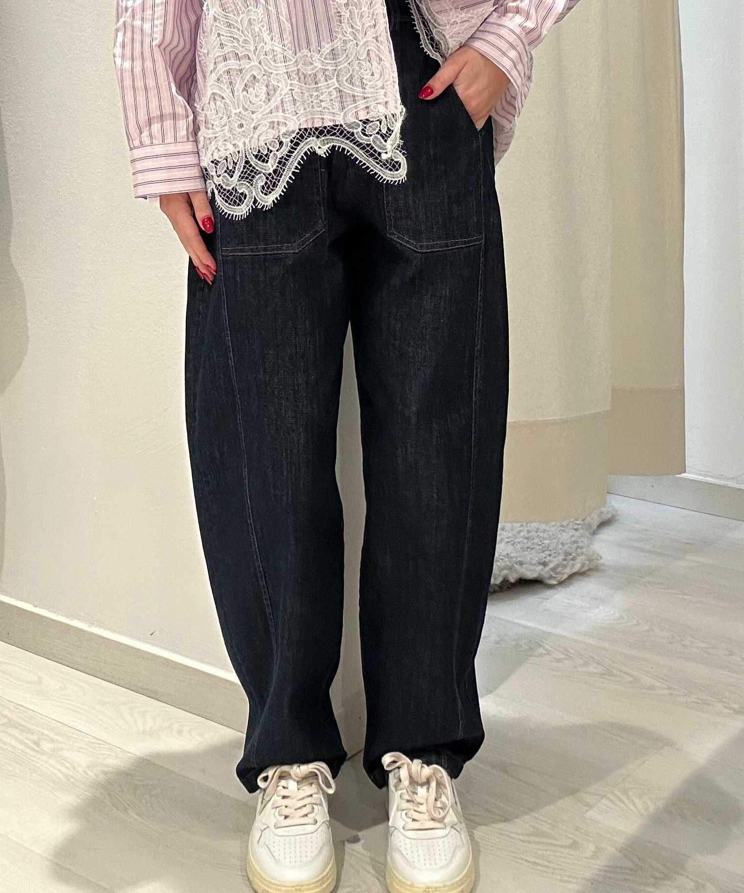 Pantalone carrot regolabile in cotone con bottone ed elastico in vita