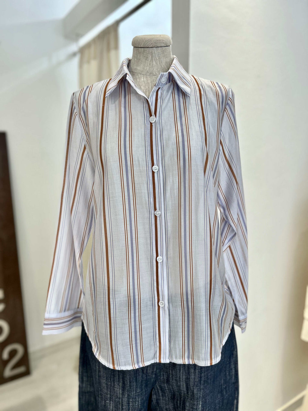 Camicia Mira a righe semitrasparente con bottoni davanti in tessuto tencel e poliestere, taglia unica.
