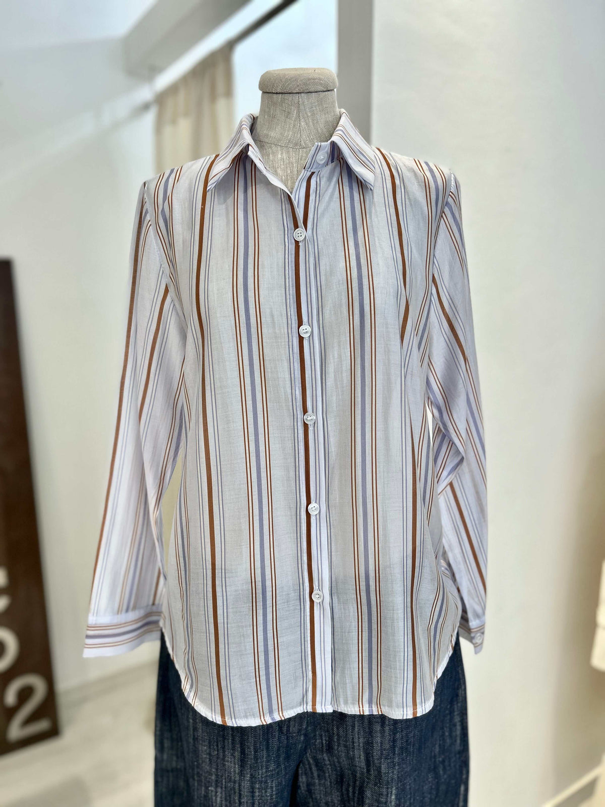 Camicia Mira a righe semitrasparente con bottoni davanti in tessuto tencel e poliestere, taglia unica.