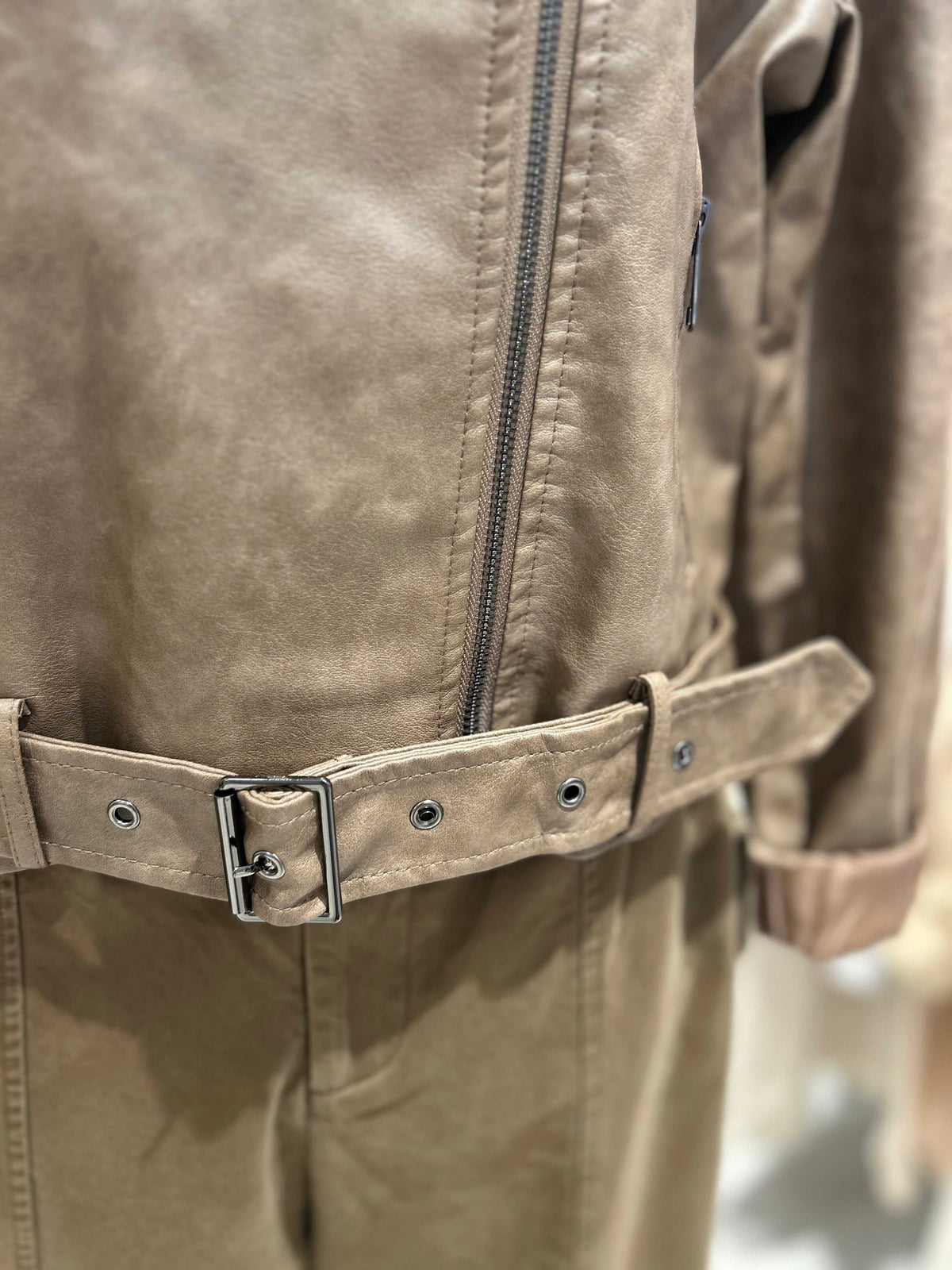 Giacca ecopelle con cintura