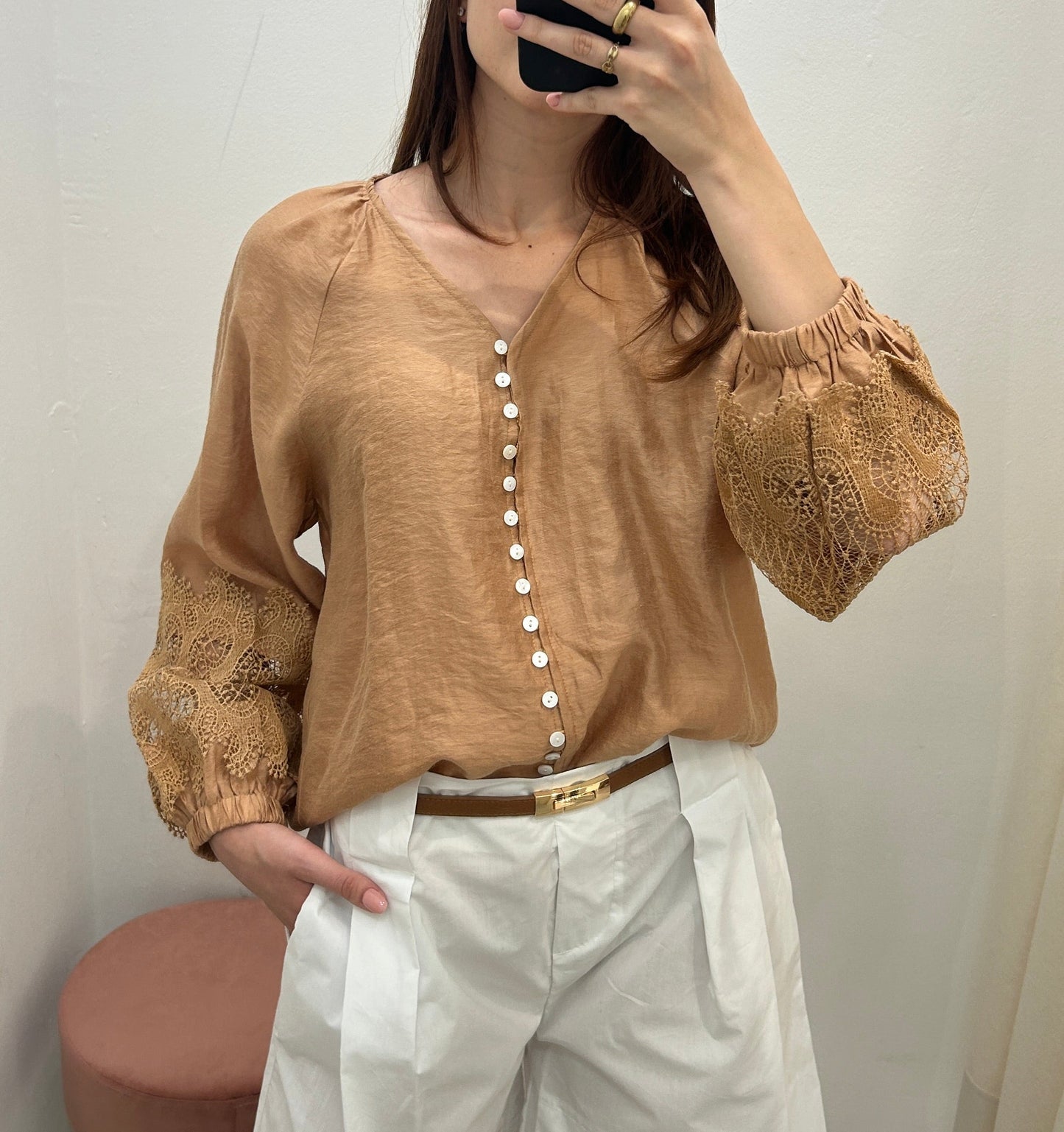 Camicia con manica ricamata