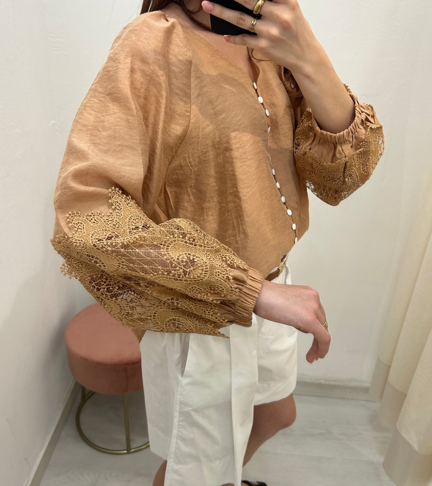 Camicia con manica ricamata