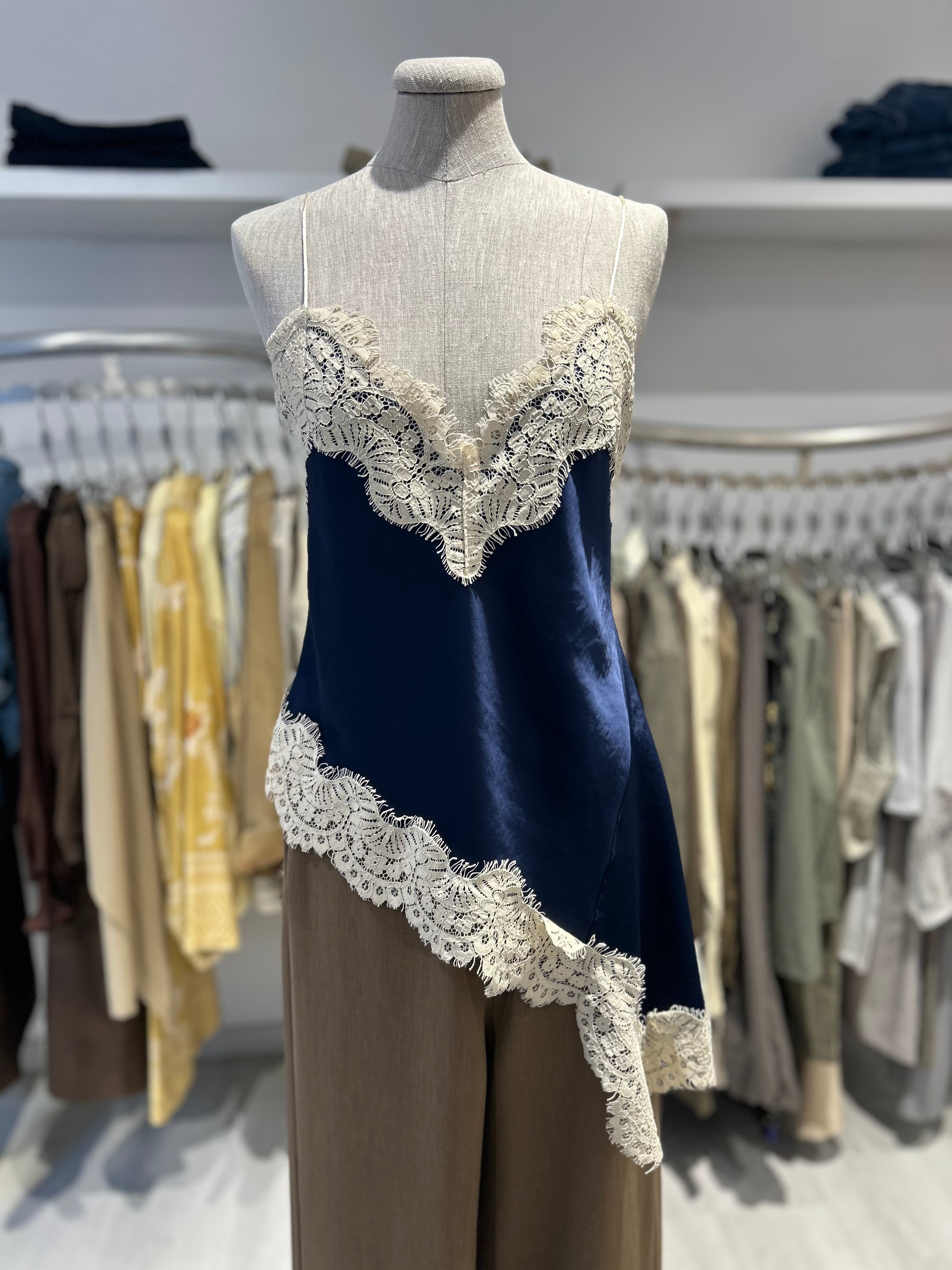 Top asimmetrico con pizzo