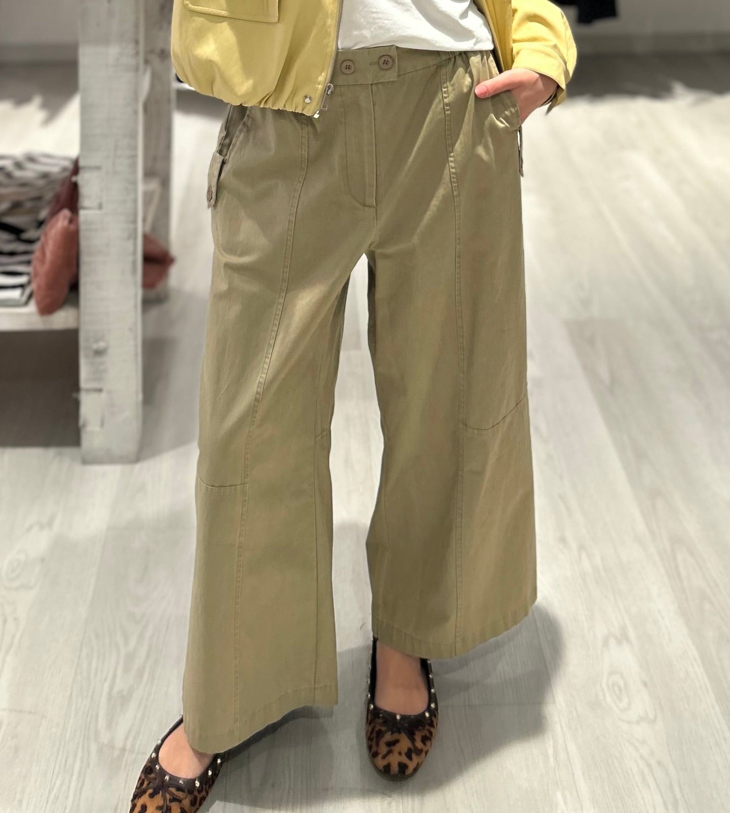 Pantalone con bottoni laterali