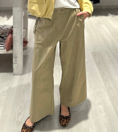 Pantalone con bottoni laterali