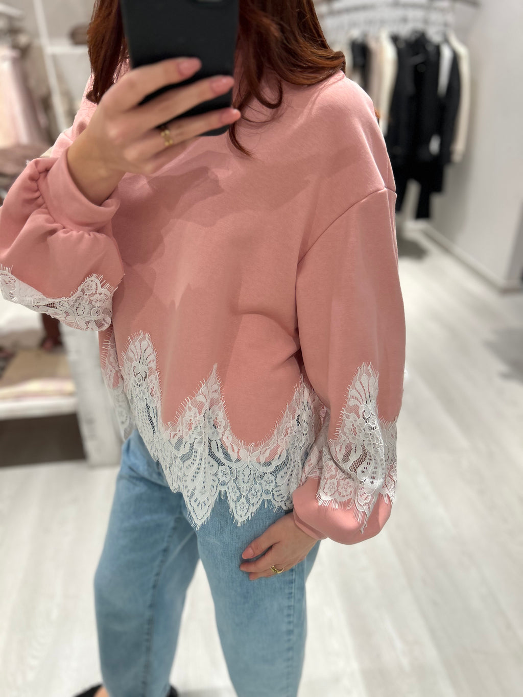 Felpa con pizzo bianco