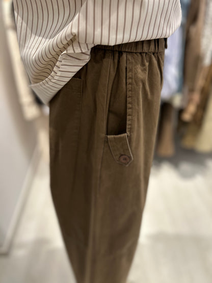 Pantalone con bottoni laterali