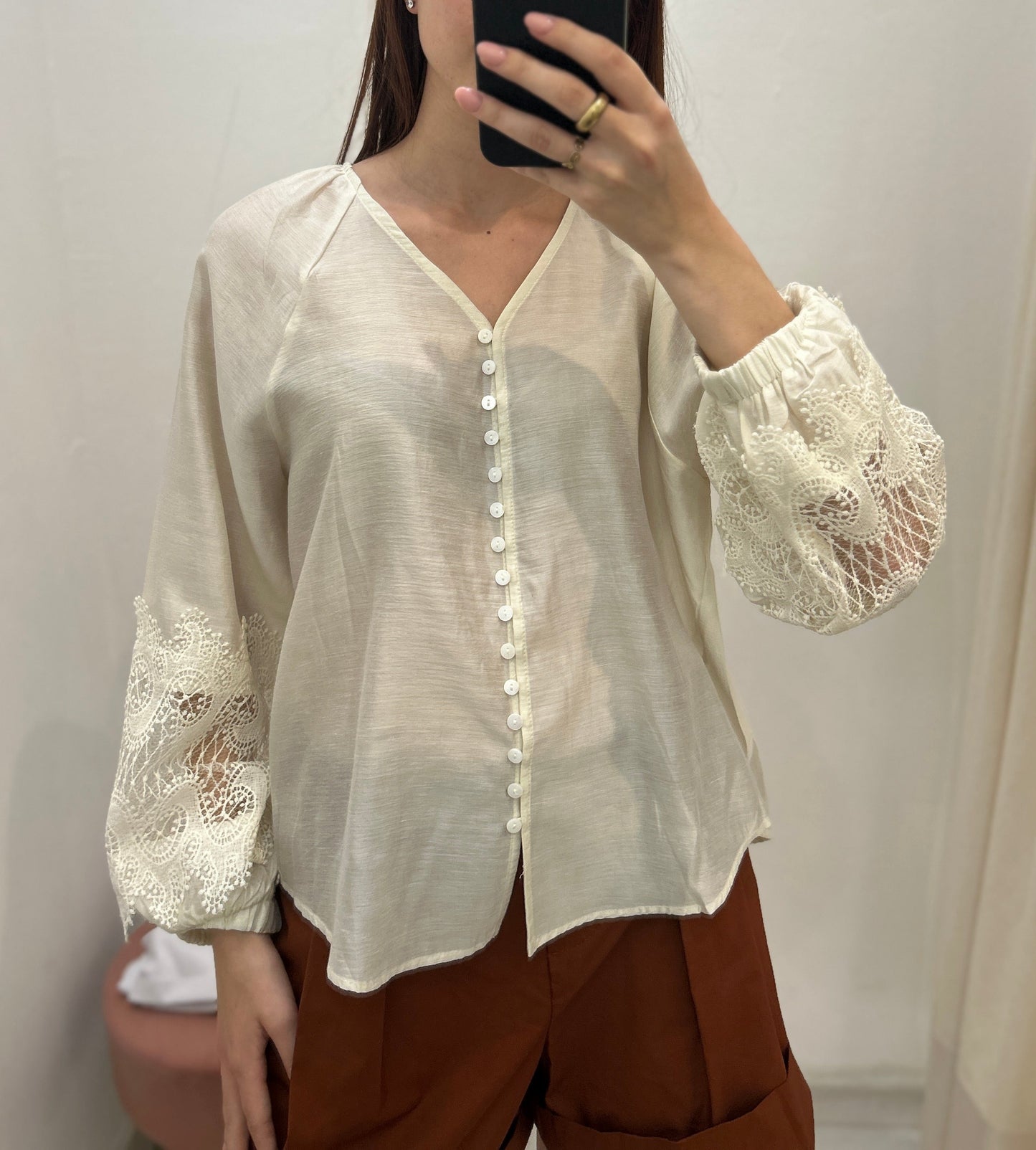 Camicia con manica ricamata