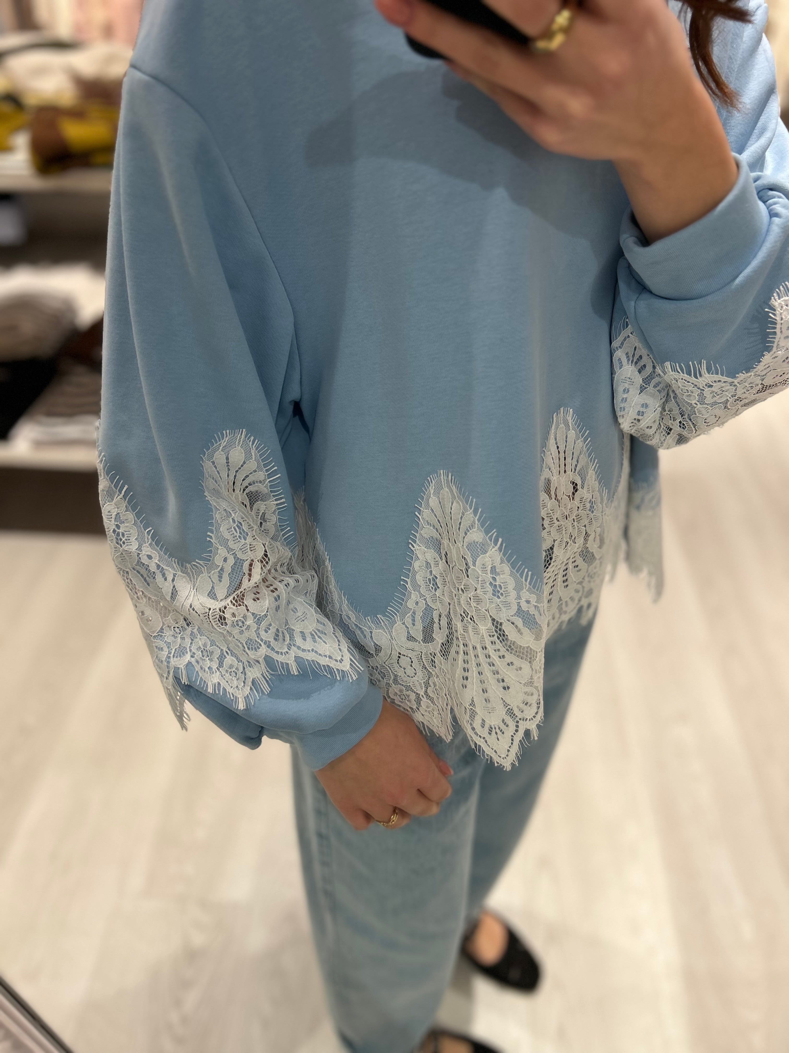 Felpa con pizzo bianco