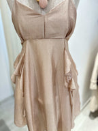 Abito con spalline e volant
