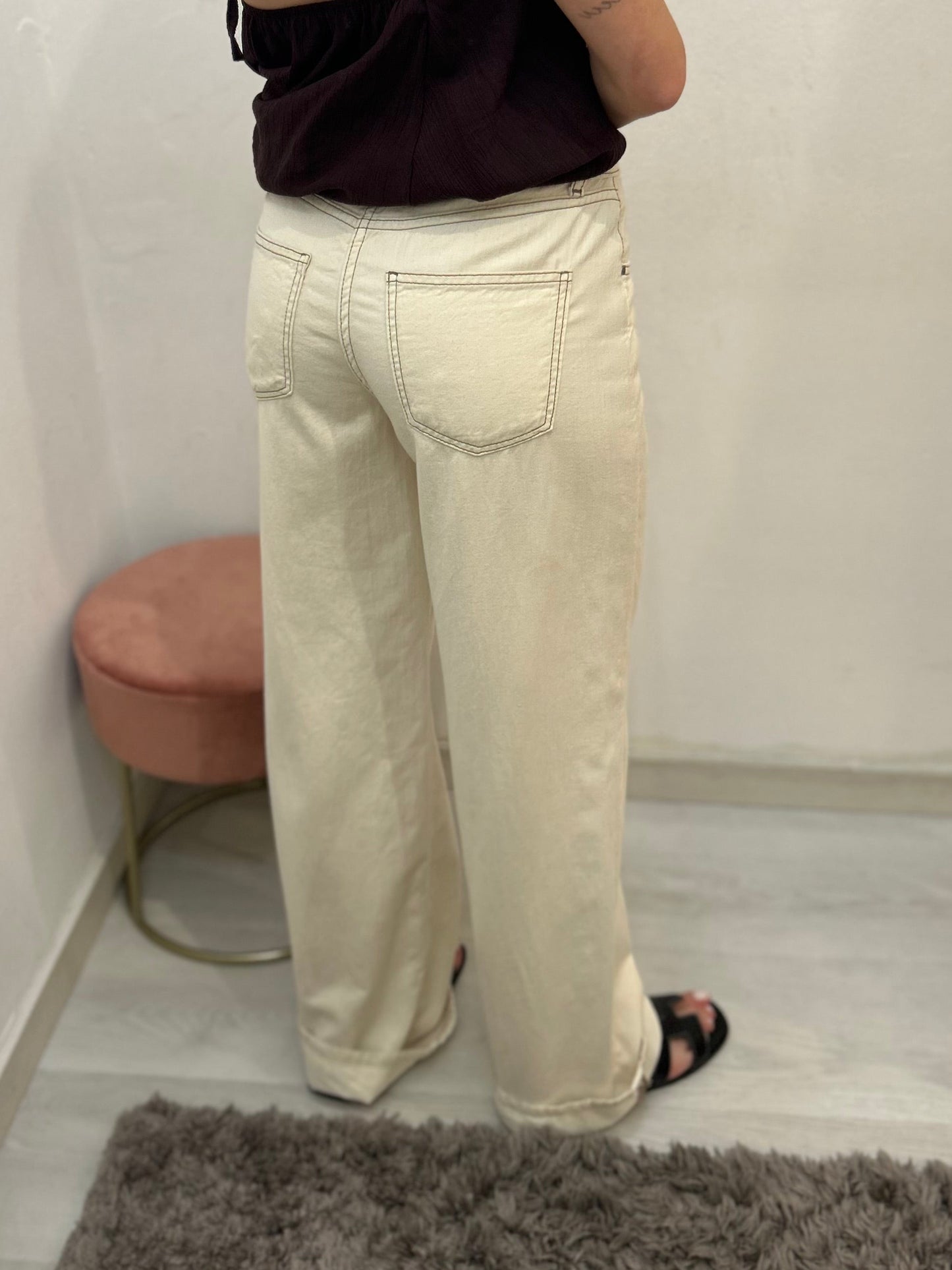 Jeans palazzo con cuciture marroni