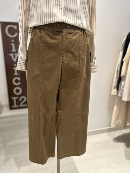 Pantalone con bottoni laterali