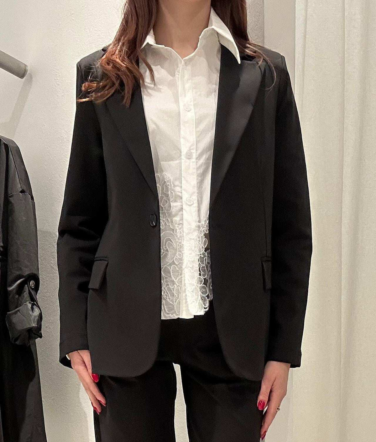 Giacca sfiancata donna con bottone e spalle imbottite in cotone e poliammide fit regolare