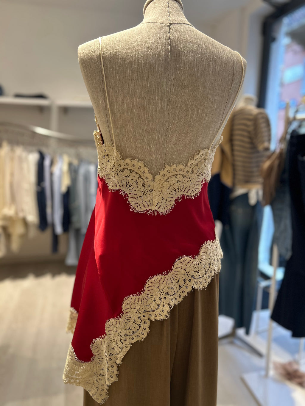 Top asimmetrico con pizzo