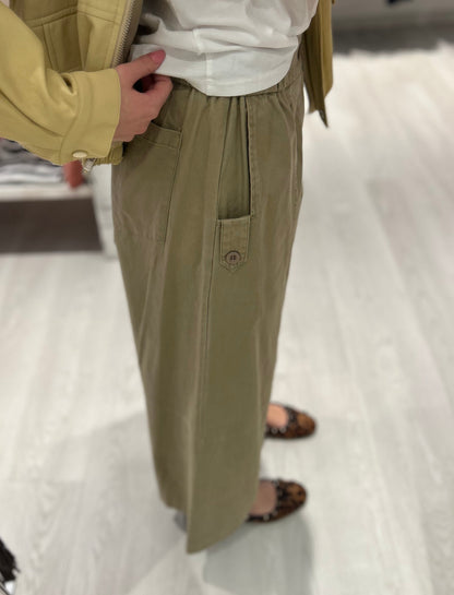 Pantalone con bottoni laterali