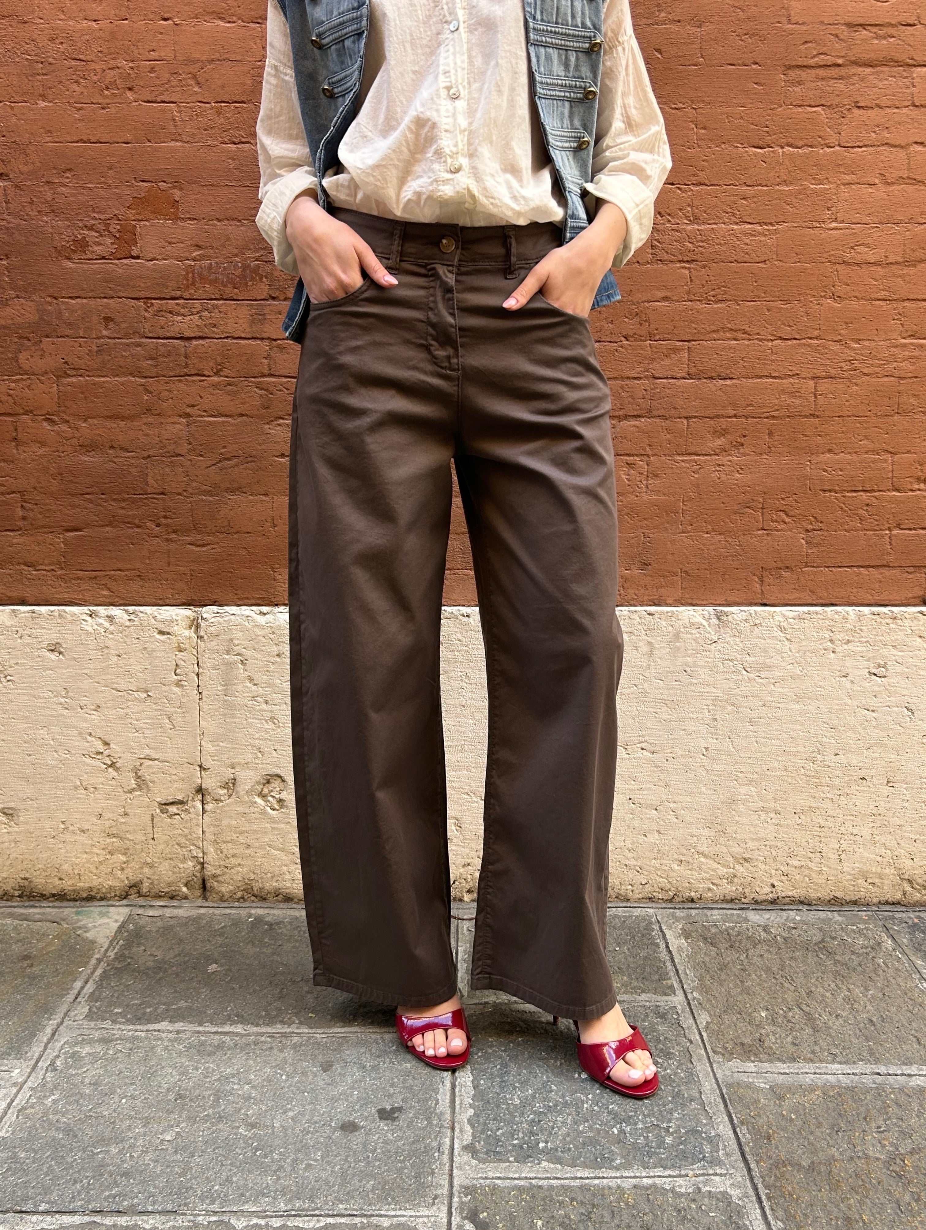 Pantalone carrot vita media bottone cotone elastan modello regular fit