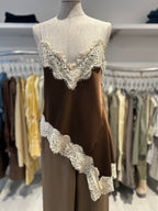 Top asimmetrico con pizzo