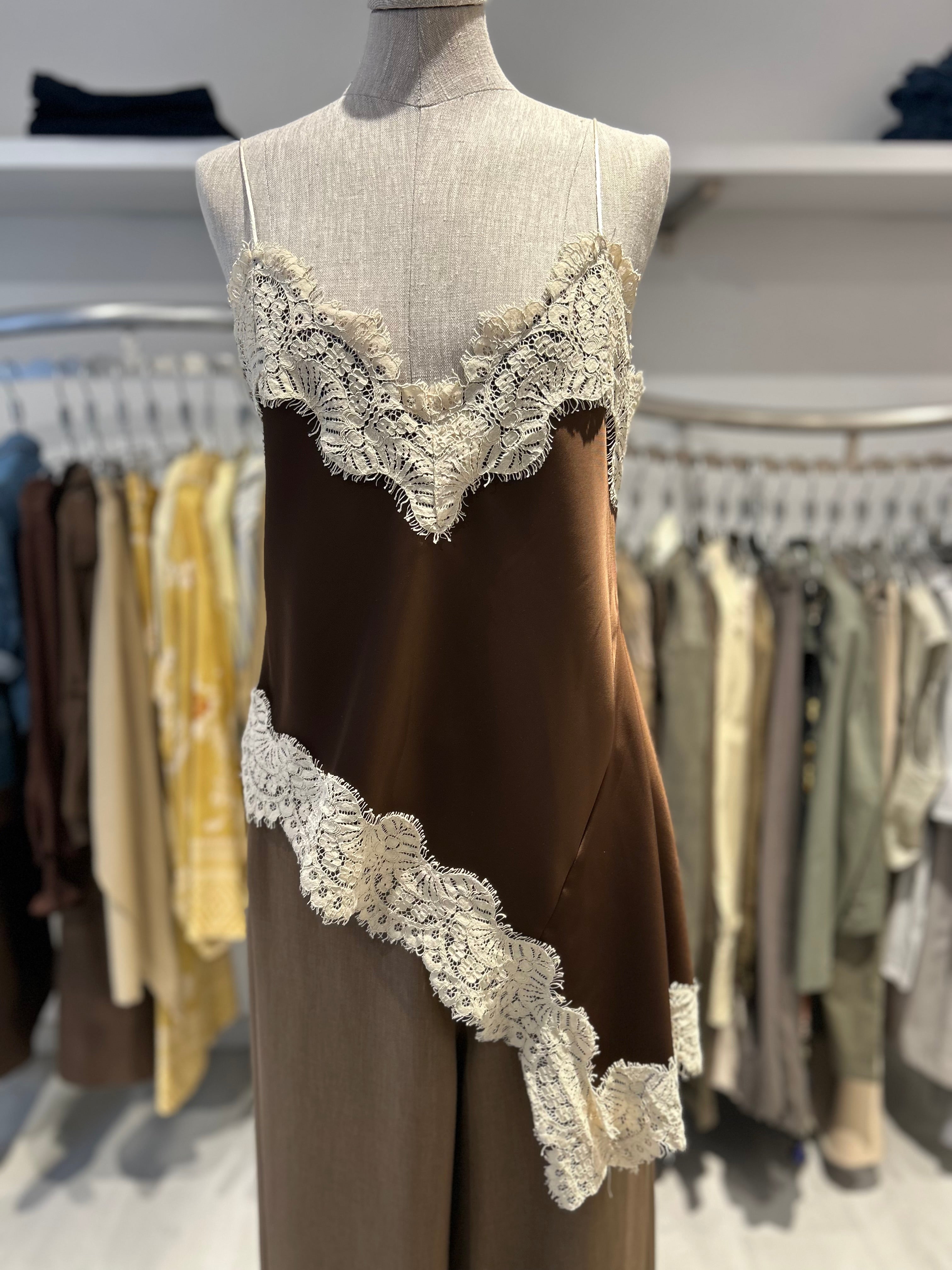Top asimmetrico con pizzo