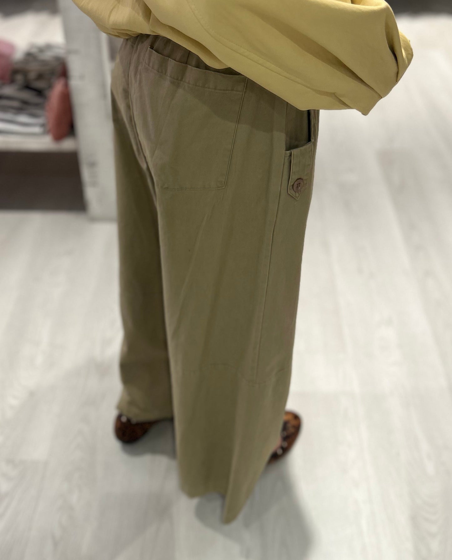 Pantalone con bottoni laterali