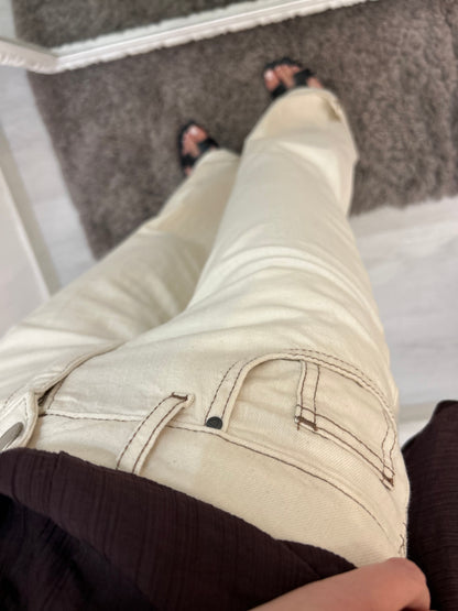 Jeans palazzo con cuciture marroni
