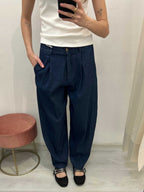 Pantalone carrot con pieghe e bottone vita media vestibilità regolare cotone elastan