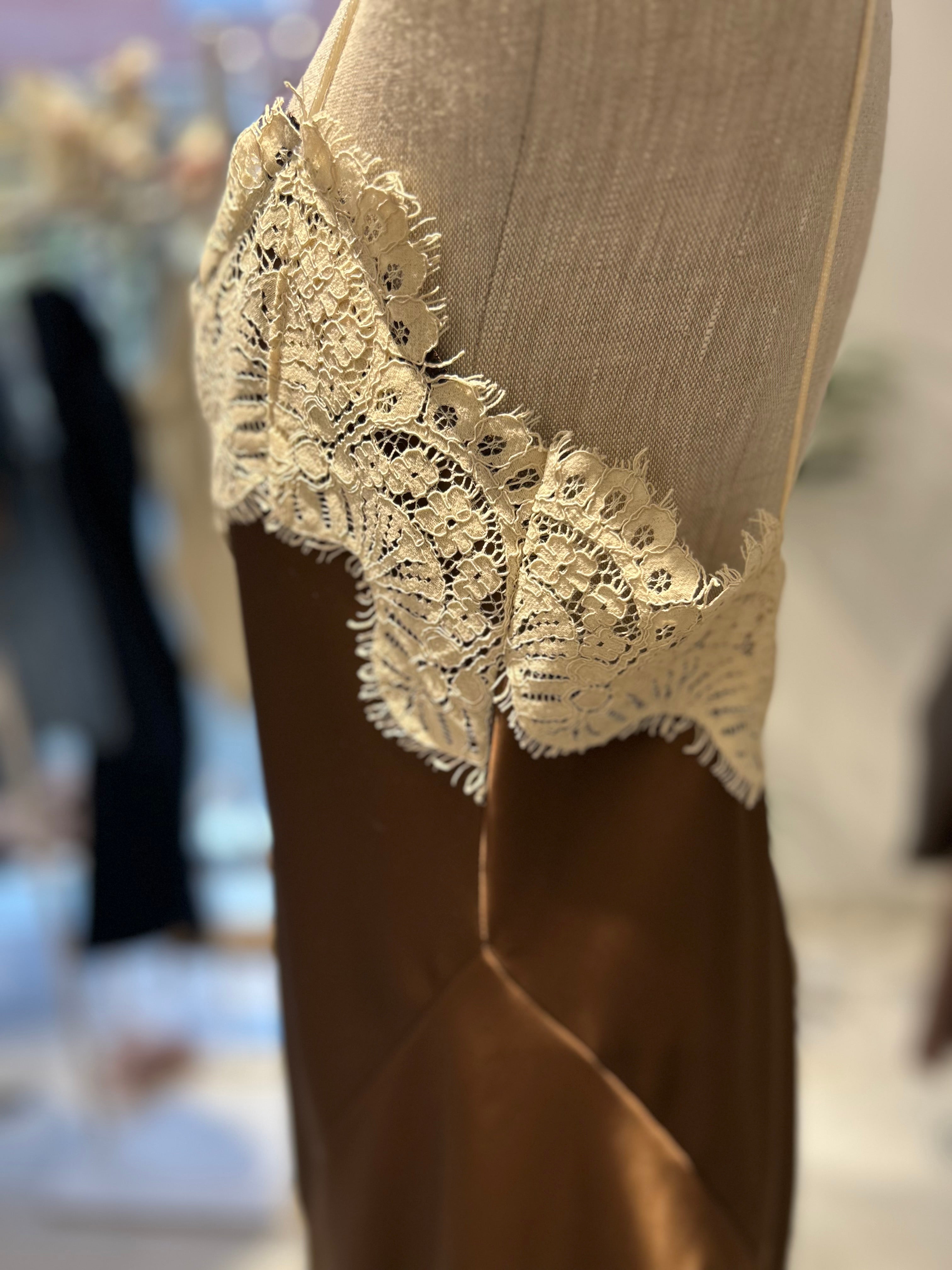 Top asimmetrico con pizzo