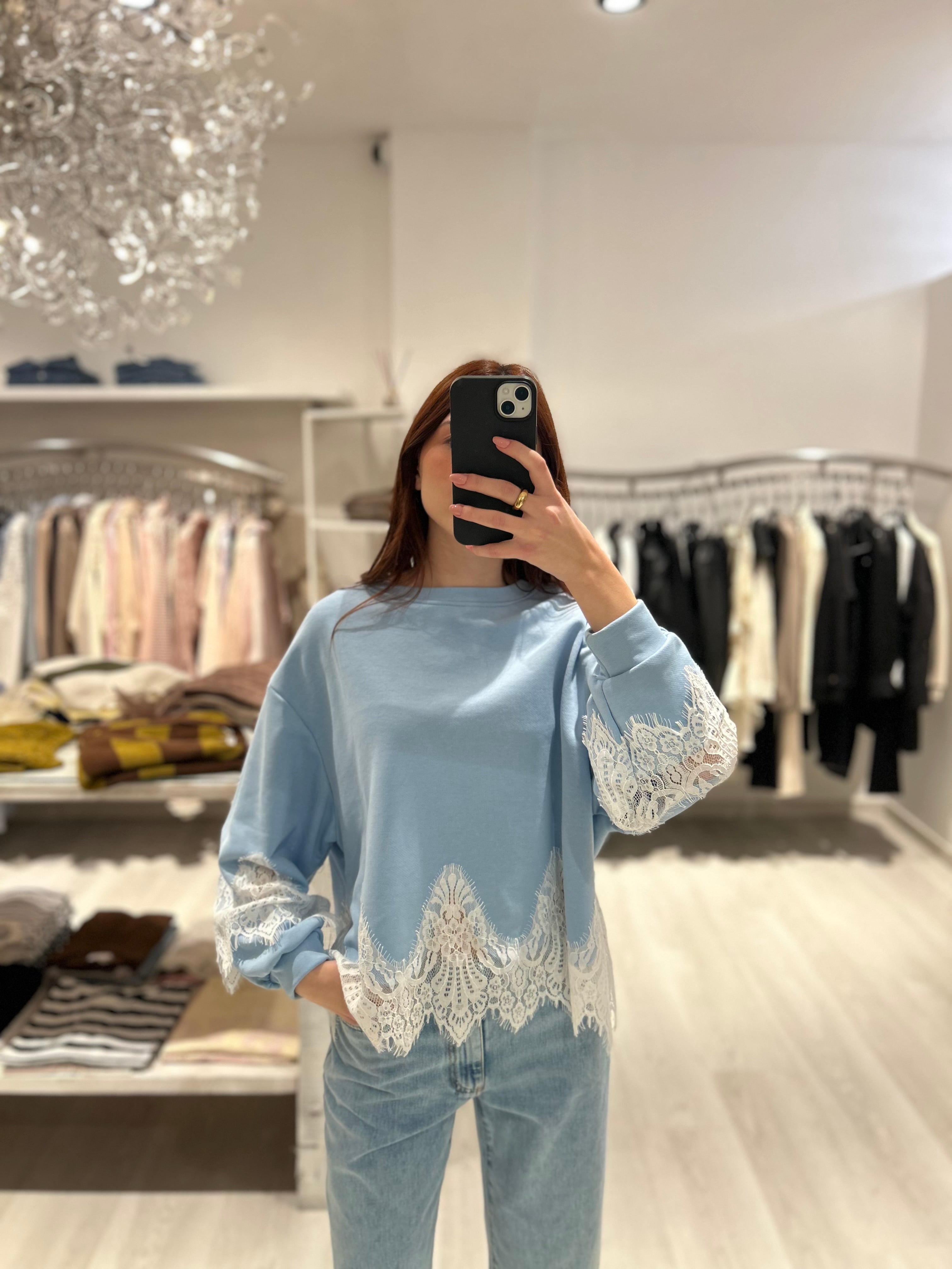 Felpa con pizzo bianco