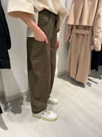 Pantalone "Carrot" con bottone